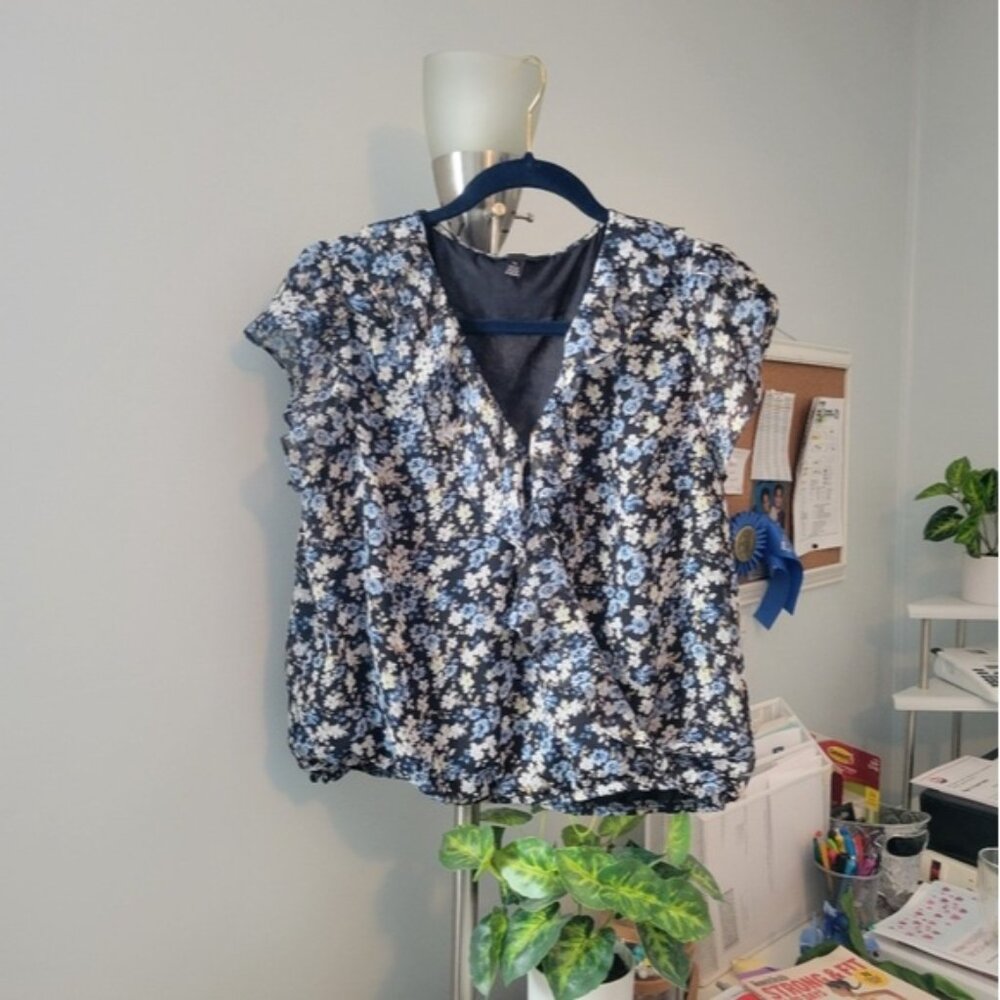 Cute Light Flowered Top Large V-Neck Wrap Effect Elastic Waistband  EUC